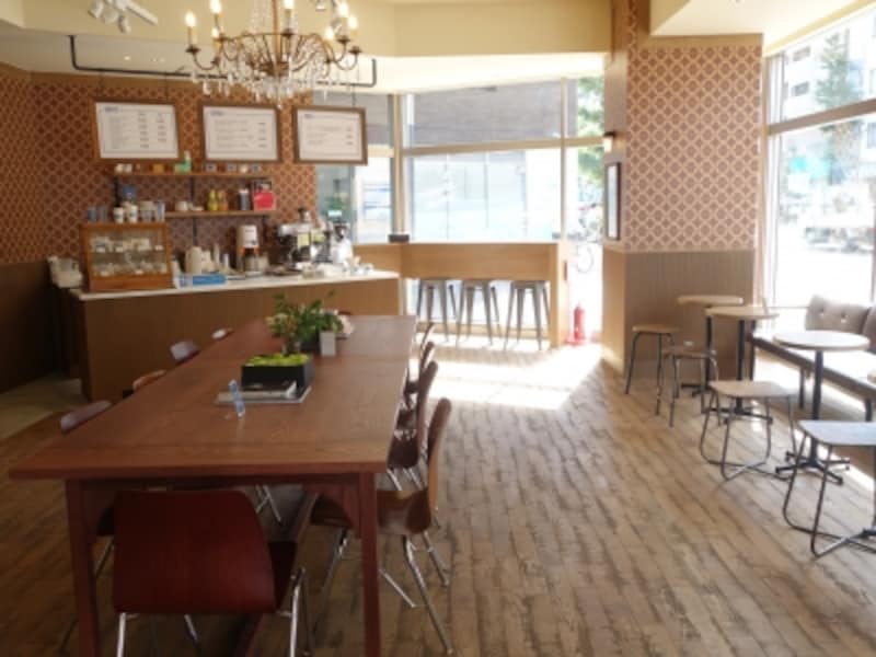 カフェスペース。洗濯の合間の一休みや、待ち合わせなど、多目的に使われている。