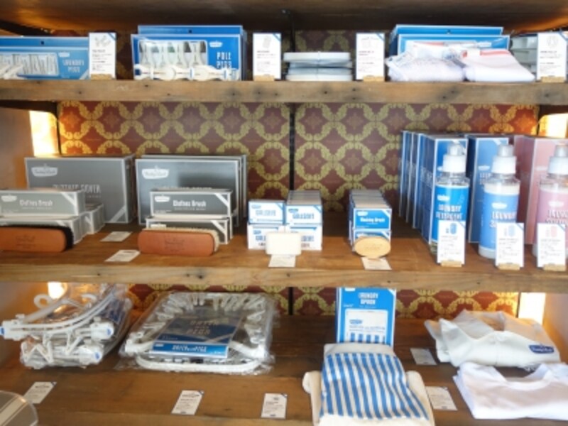 グッズショップ。洗剤、ランドリーバスケット、ピンチ、アイロン台など様々。洗濯時にかけたいミュージックCDなんていうのもある。