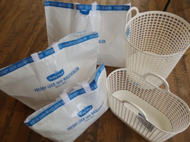 定番人気だというランドリーバスケットや新作のバッグ。一番大きなバッグは布団も入る。