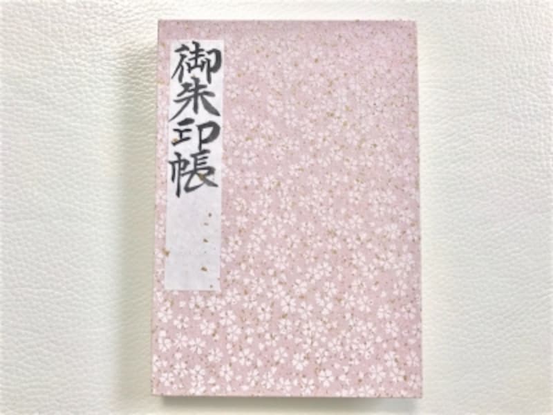 清楚な桜が散りばめられている「東京大神宮」