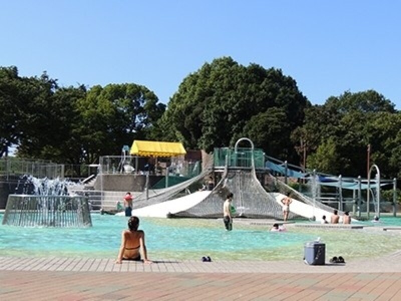 すべり台や噴水などがある「冒険プール」