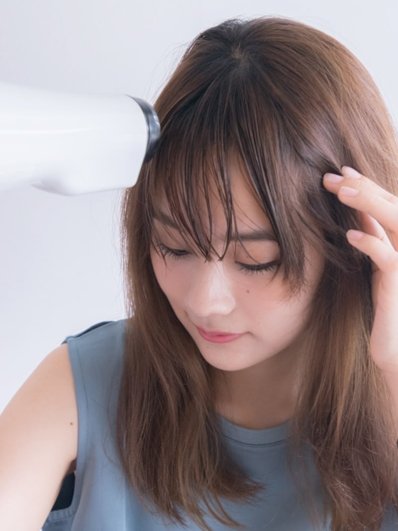 根元からしっかり濡らし、ドライヤーで乾かす