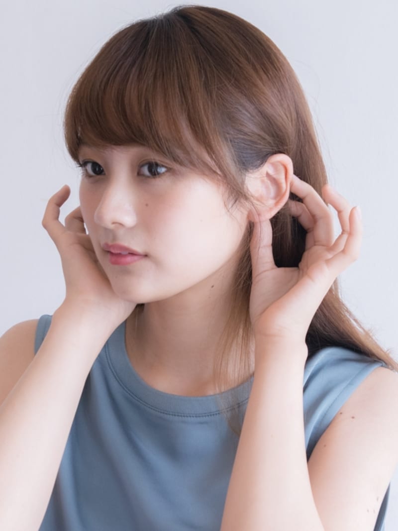 前髪と後れ毛を残して、耳にかける