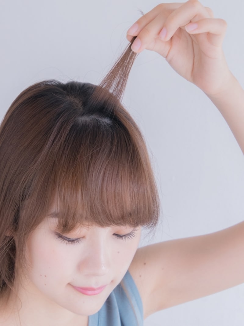 前髪の表面を少量分けとる