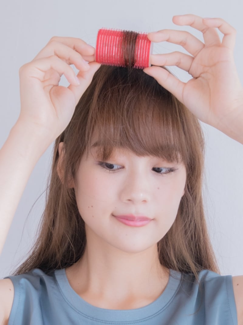 表面の髪は太めのカーラー（32ミリ）で巻く