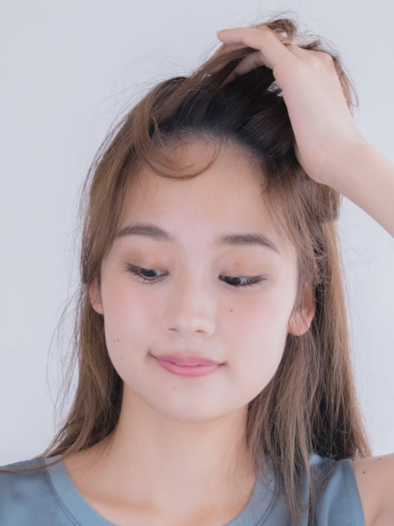 手ぐしを通してカールをほぐす