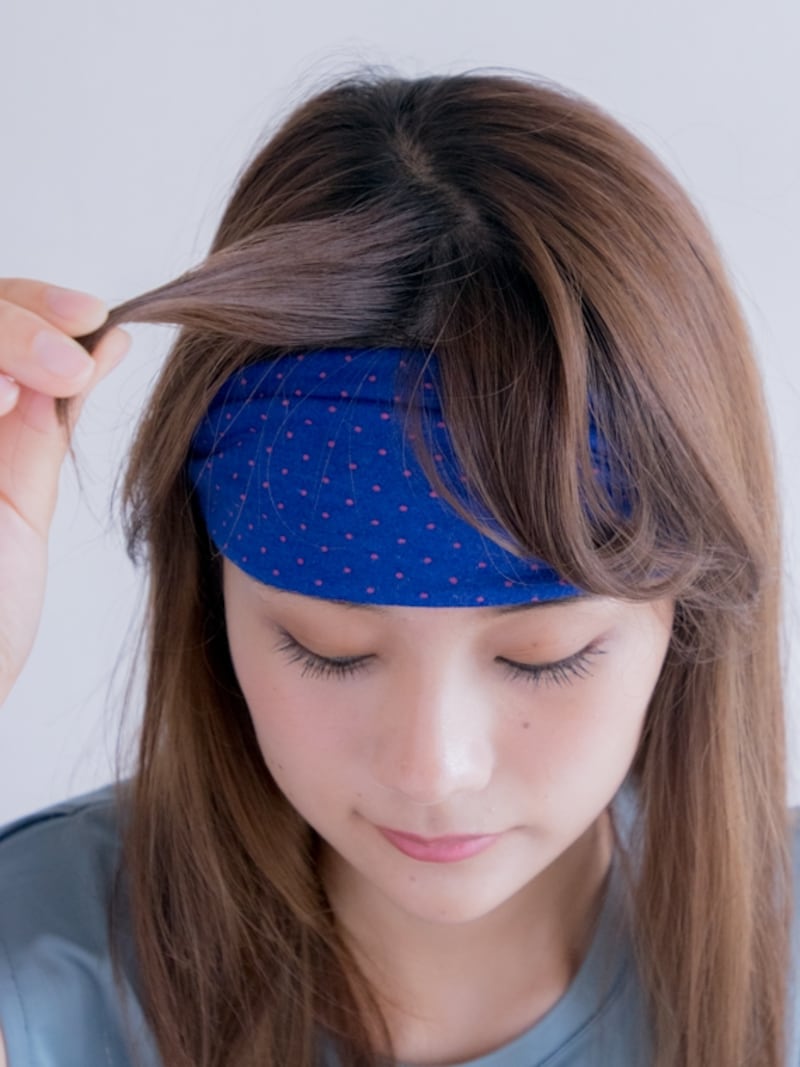 毛先を持ちながら、コテを根元に当てるのがコツ