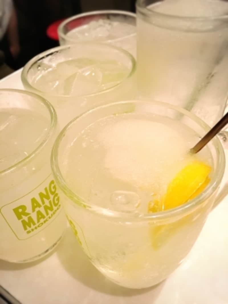 レモンサワーいろいろ。手前がスムージー入り！