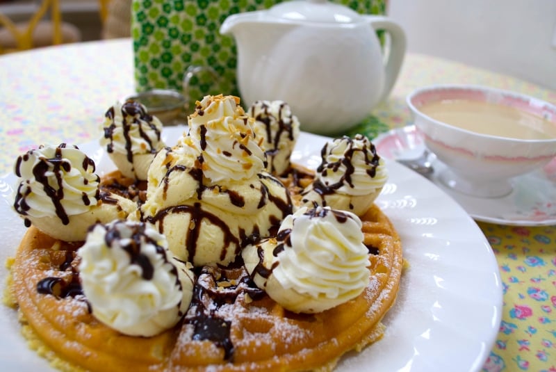 アイスクリームバナナチョコワッフル（左）、ティーポット付きのチャイ（右）