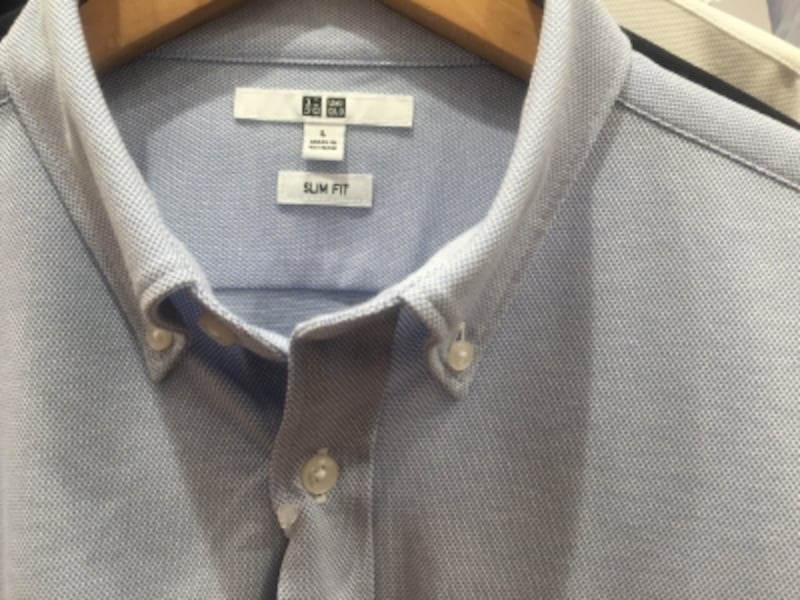 ユニクロのビジポロ。ボタンダウンカラーの襟型にビジネスシャツ同様のフルオープンタイプなので、ツープライススーツ量販店のものと変わらずつかえる！