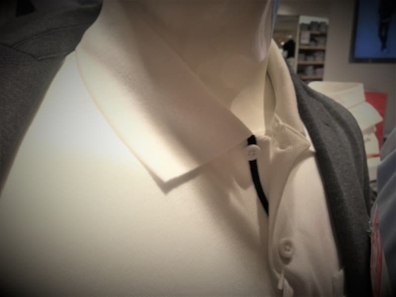 ポロシャツの特徴である襟の柔らかさ！リラックスした子の印象はビジネスより週末カジュアル向きと思われる要因ではないだろうか？