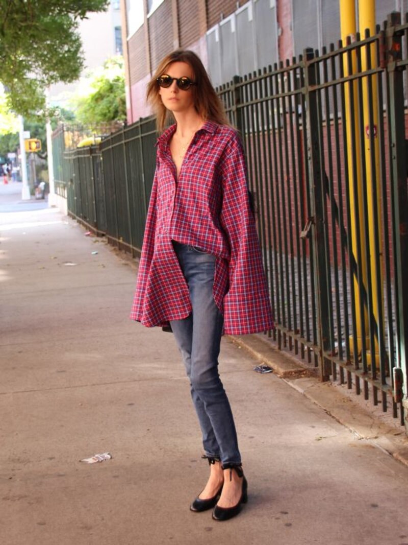 赤のチェック柄シャツ