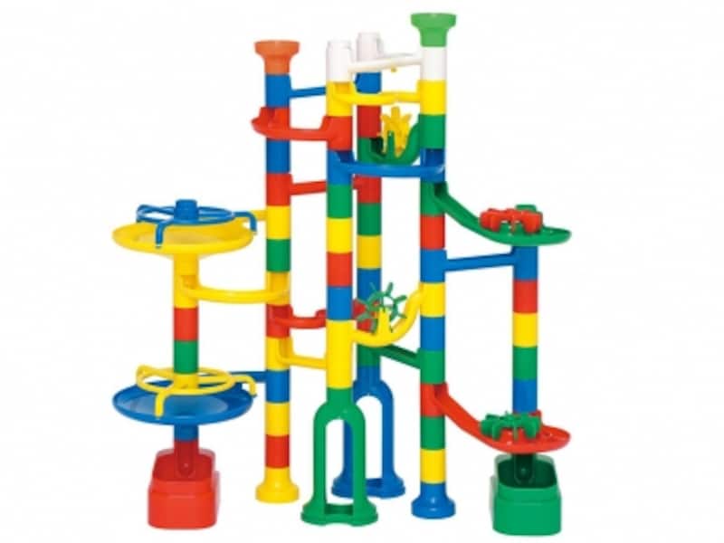 パーツの種類が多く、さまざまなコースづくりと動きが楽しめます