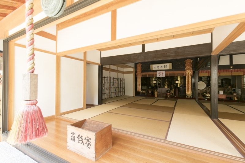 本堂の内観