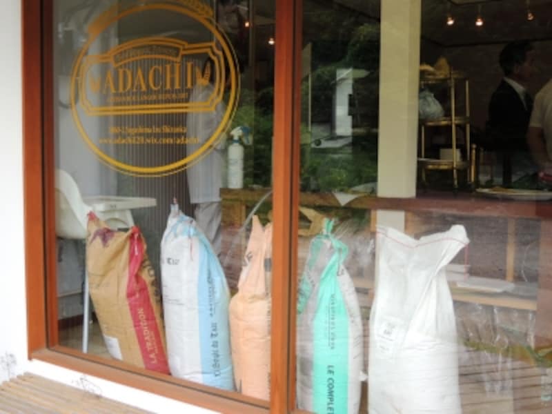 入口脇に小麦粉の袋が置かれている