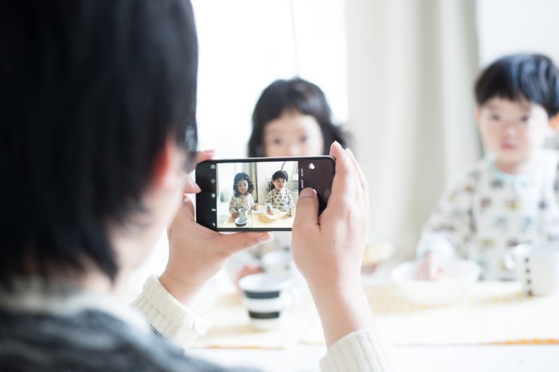 子供の写真を撮っている父親