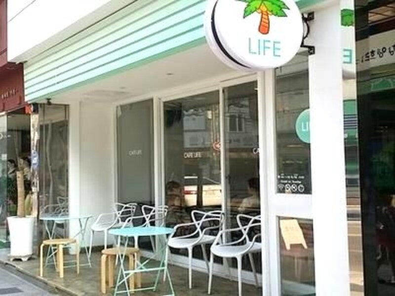昔ながらの店が多い通りにひっそりたたずむリゾートカフェ。カワイイ写真撮りに行ってみましょ!