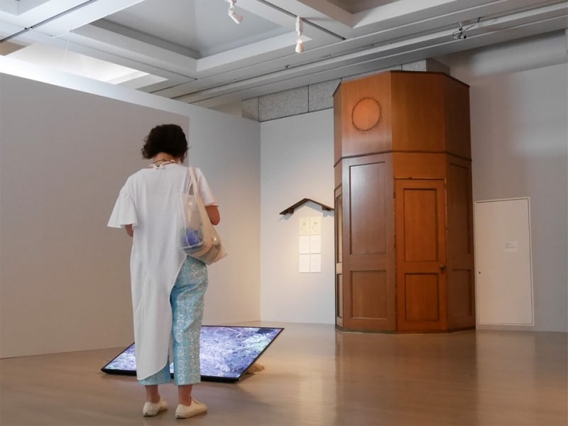 川久保ジョイ《千の太陽の王国/明るい部屋》2017……ドアの中には福島の帰宅困難区域で光なしで土の中でフィルムを感光させた作品が。ヨコハマトリエンナーレ2017展示風景(2017年8月3日撮影)