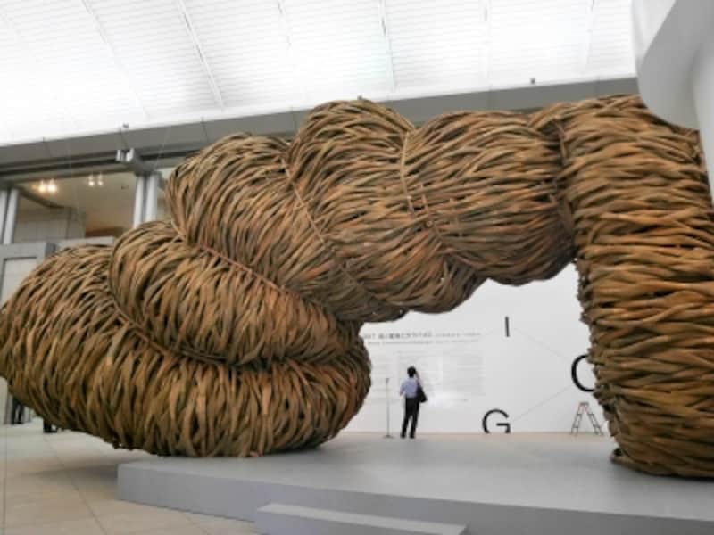 ジョコ・アヴィアント《善と悪の境界はひどく縮れている》2017……グランドギャラリーに登場した、約2000本の竹を独自の手法で編み上げた“巨大なしめ縄”のような作品。分断や対立を表現。ヨコハマトリエンナーレ2017展示風景（2017年8月3日撮影）