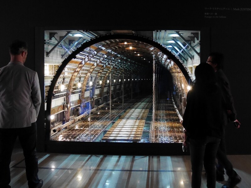 マーク・フスティニアーニ《トンネル》2016……どこかに繋がっているようで繋がっていない《トンネル》と《穴》が出現。ヨコハマトリエンナーレ2017展示風景(2017年8月3日撮影)