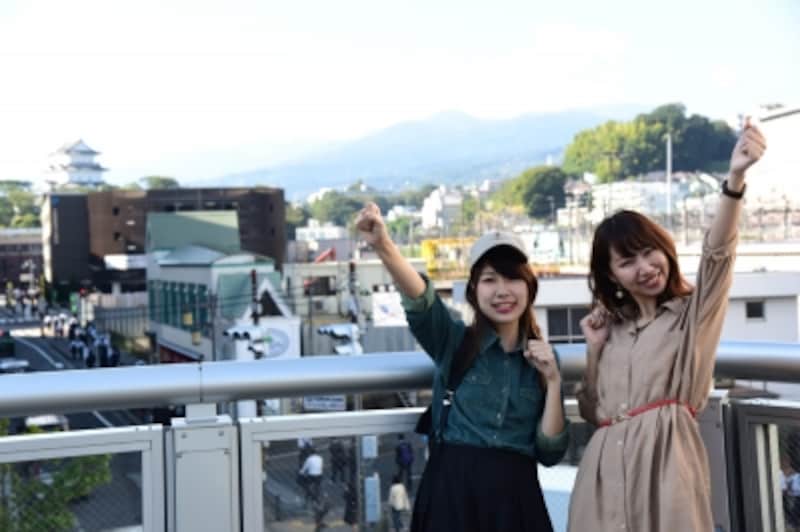まずは、小田原城をバックに記念撮影。モデルは、オールアバウト編集部のM恵さんとK西さん