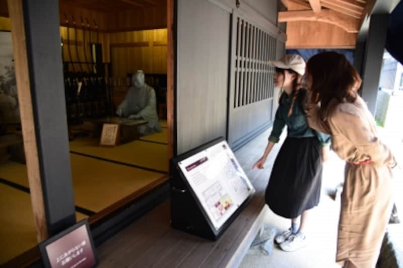 建物内には役人たちの人形も復元されていますが、当時の衣装の色・模様などについては明らかになっていないことから、シルエット展示にしています