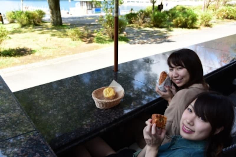 芦ノ湖が目の前に広がる人気の足湯は10席。元箱根温泉から源泉を引いています