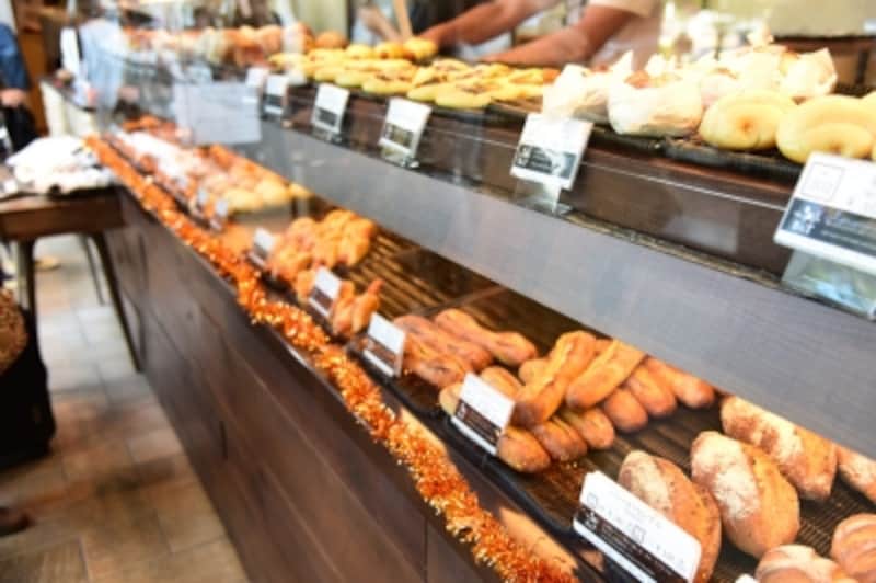 「ベーカリー＆テーブル箱根」の焼きたてパン。人気ナンバーワンのカレーパンは、多い日は一日500個も売れ、休日は、整理券を配布し、順番待ちになることもあるとか