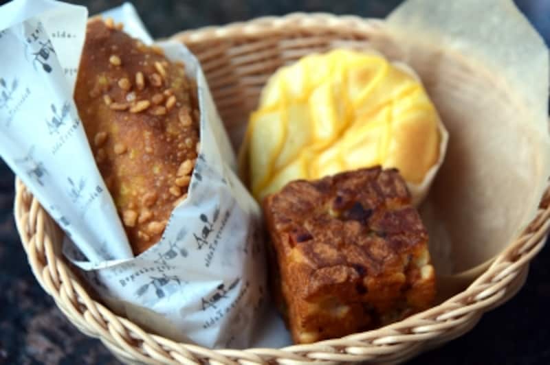 左：人気ナンバーワンの「米粉のカレーパン」、右下：2番人気の「箱ね」、右上：3番人気の「クリームパン」