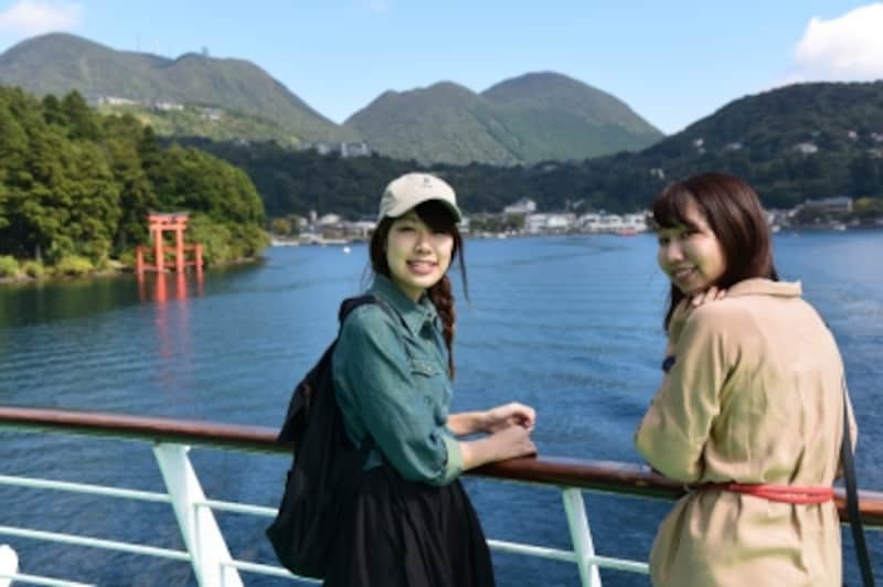 遊覧船に乗船。湖の上を吹き抜ける風が、気持ちいい！