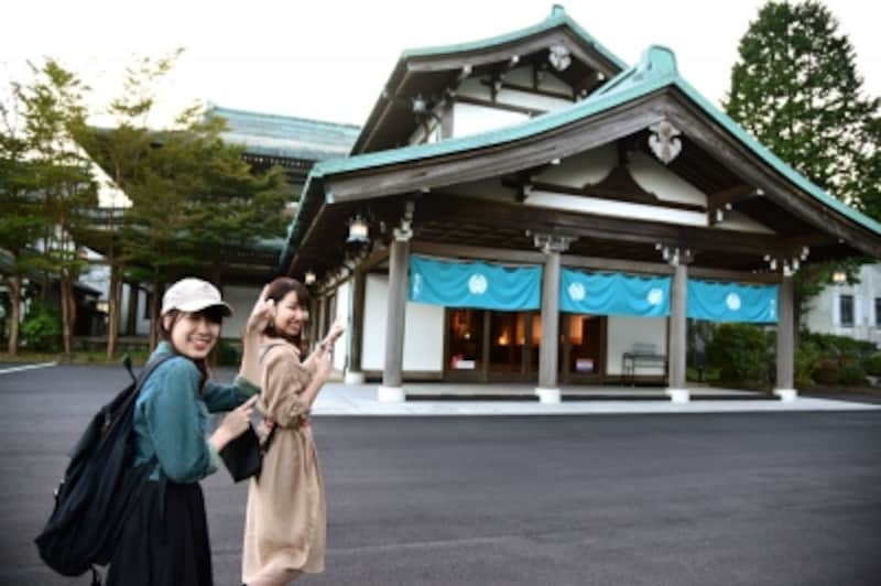 「絶景日帰り温泉 龍宮殿本館」。元々は昭和13年に「浜名湖ホテル」として建てられた建物で、後に芦ノ湖畔の現在地に移築されました。2017年3月に国登録有形文化財に答申、7月に登録されました