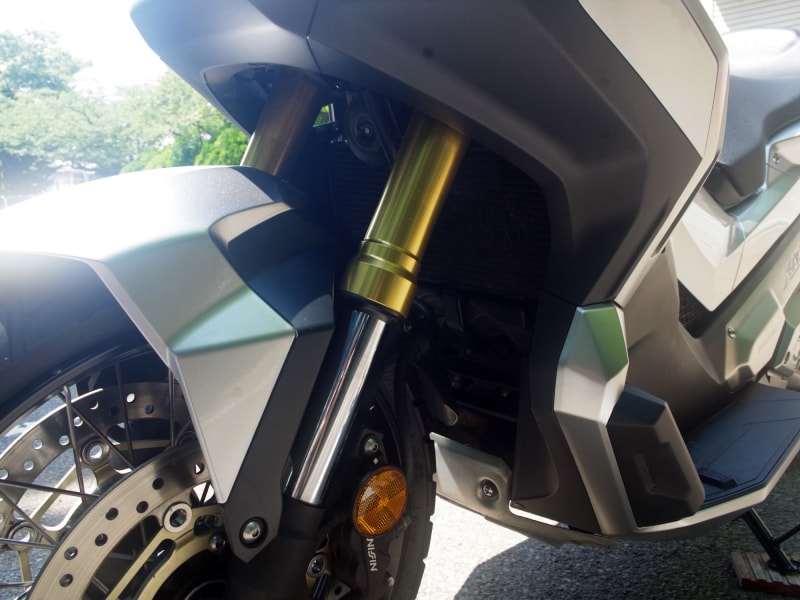 X-ADVのフロントフォークは倒立タイプ