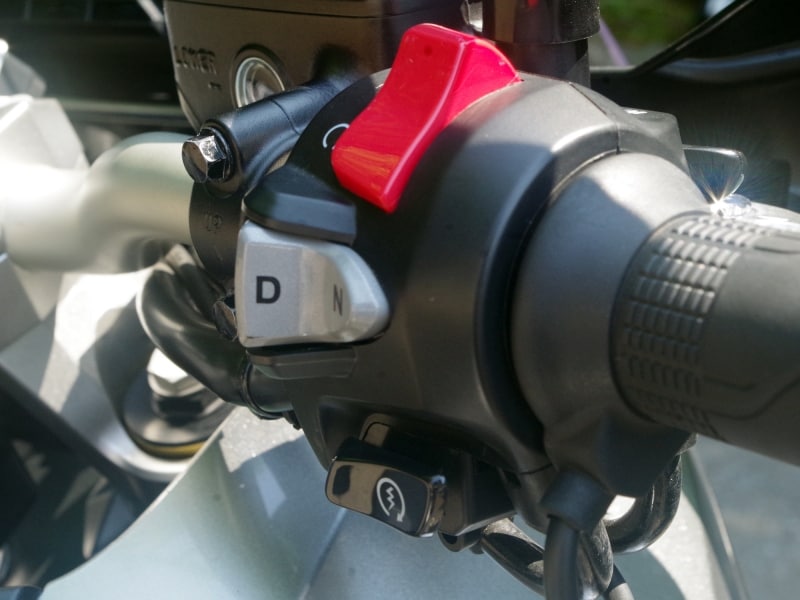 手元のスイッチでドライブモードを変更可能