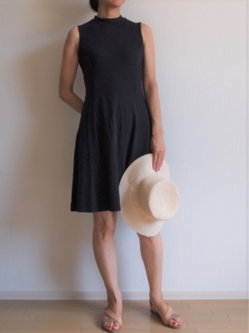 ノースリーブならダークカラーでも適度な華やかさがあって◎