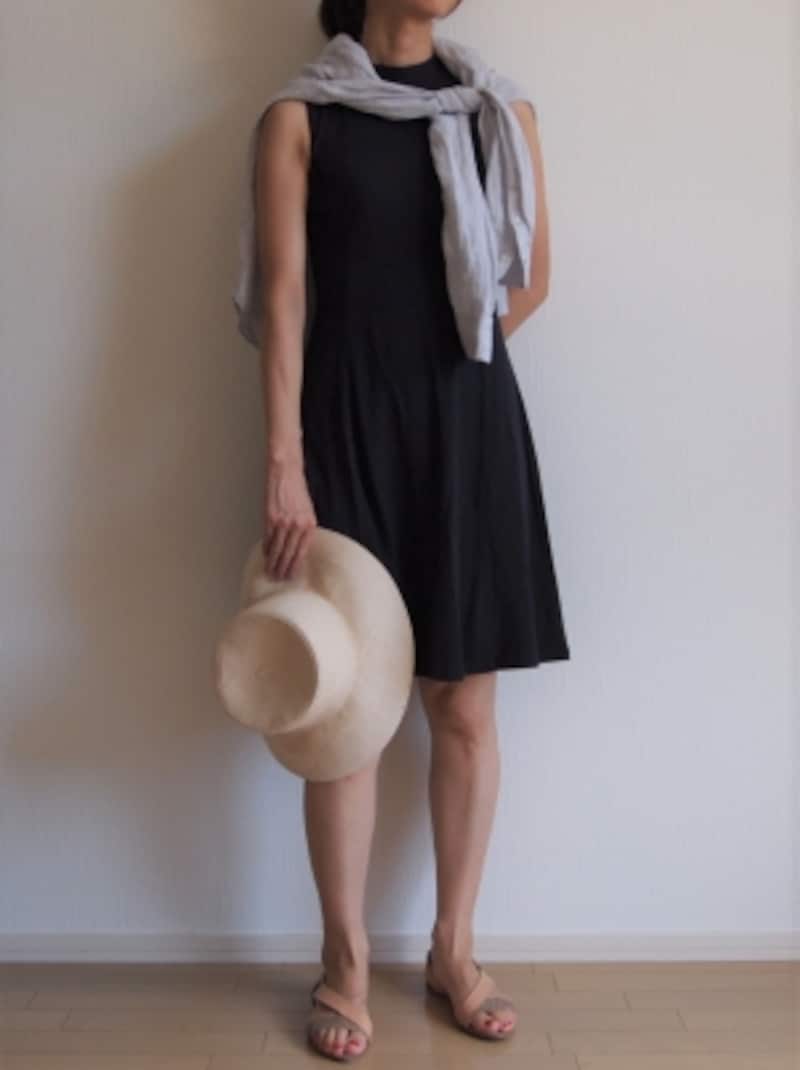 シャツを肩に巻いたり、腰に巻いたりしてコーデに変化をつけて