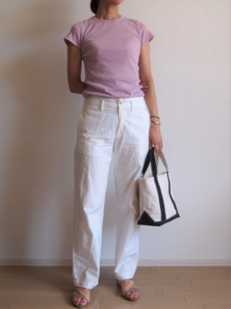 ニュアンスカラーのトップスなら自然とオシャレ見えする