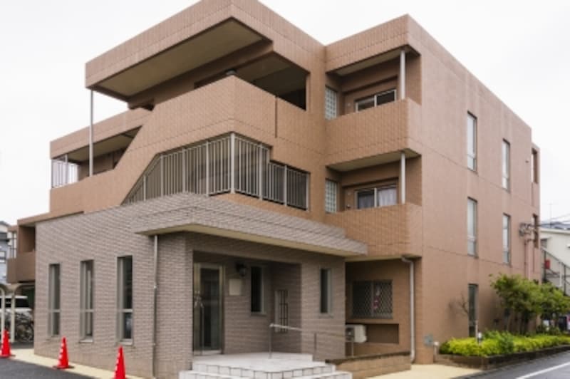 b) 物件種別:中古一棟マンション
