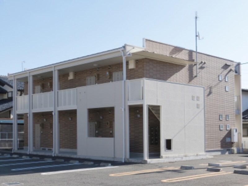 a) 物件種別:新築アパート