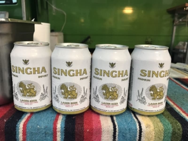 由緒あるタイのシンハービール。なお、提供される際はプラスチックのコップです