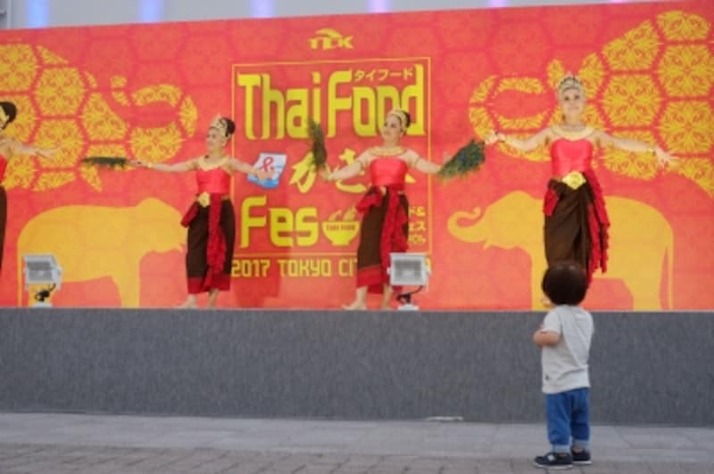 ステージではタイの伝統文化が楽しめる