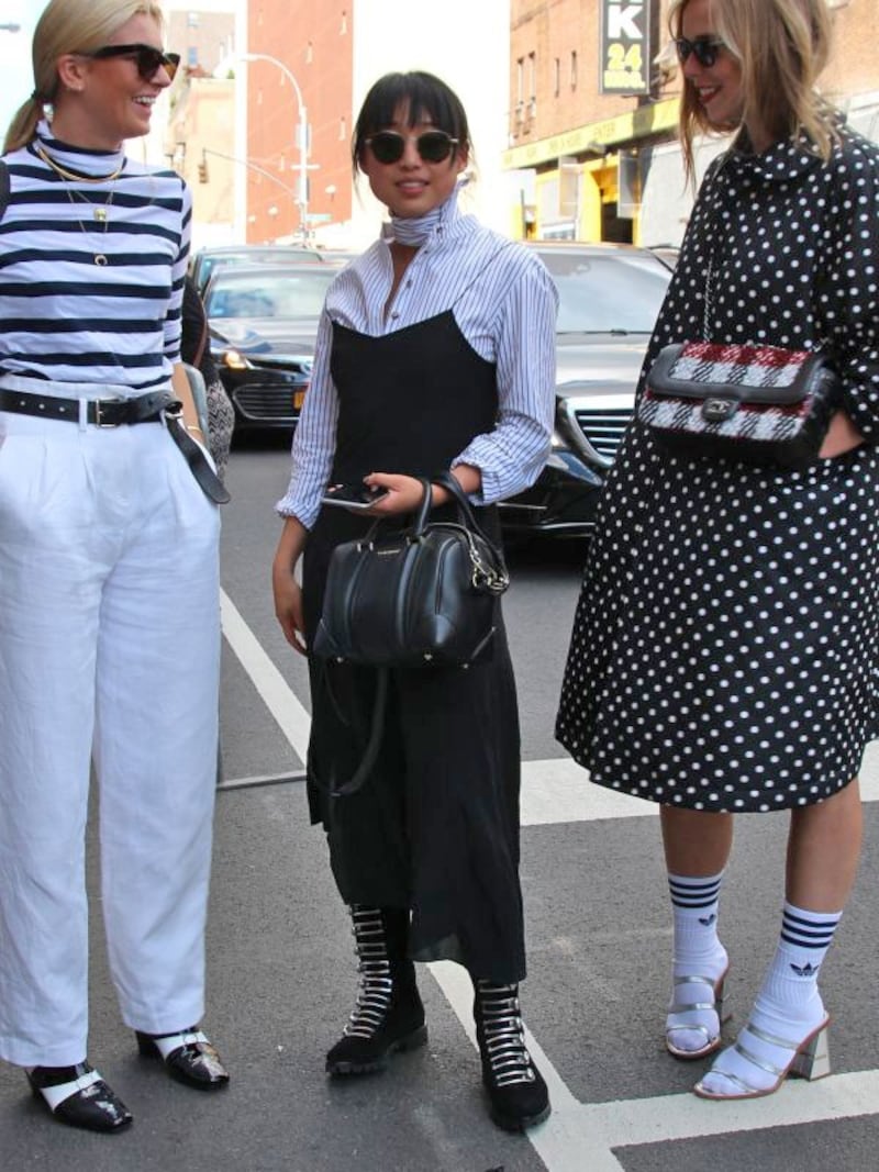 ストライプシャツと細ストラップのシャープ感undefined