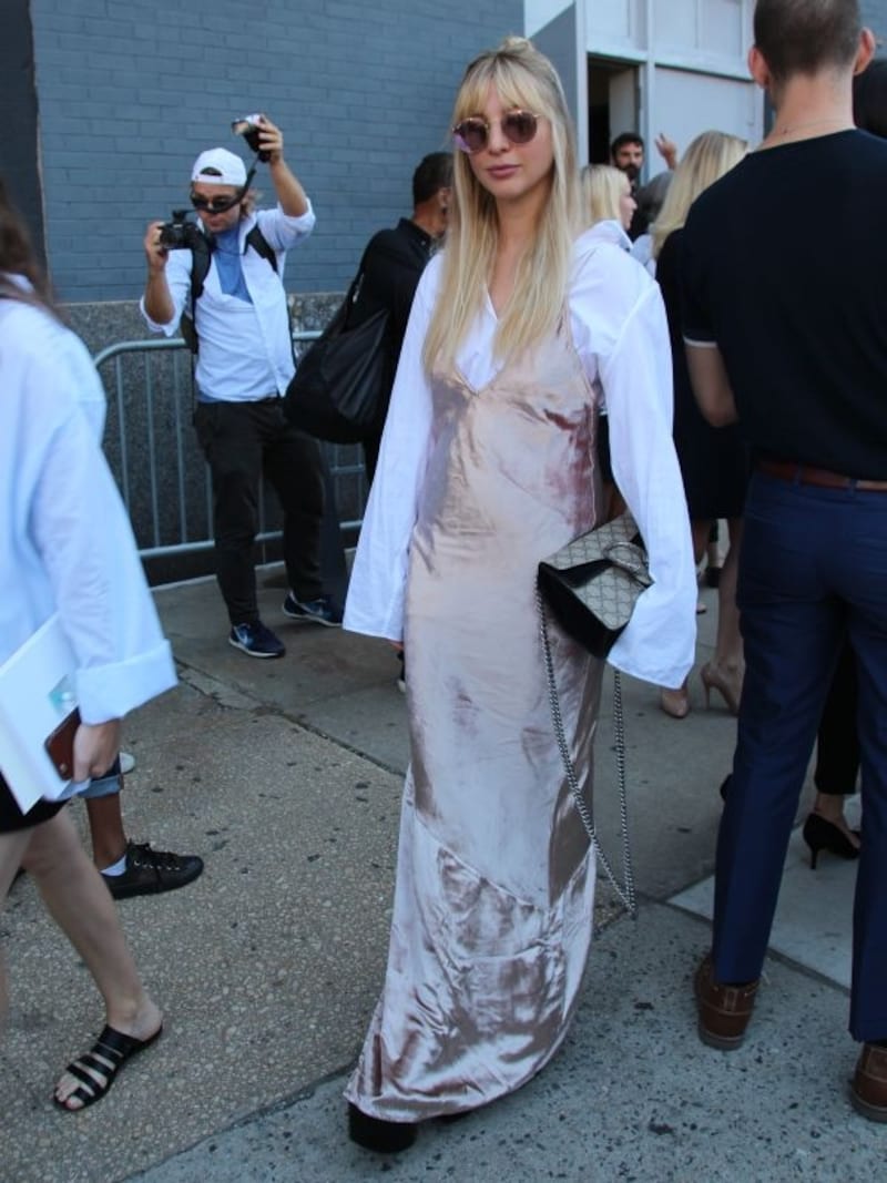 白コットンシャツとサテンドレスのコントラストundefined