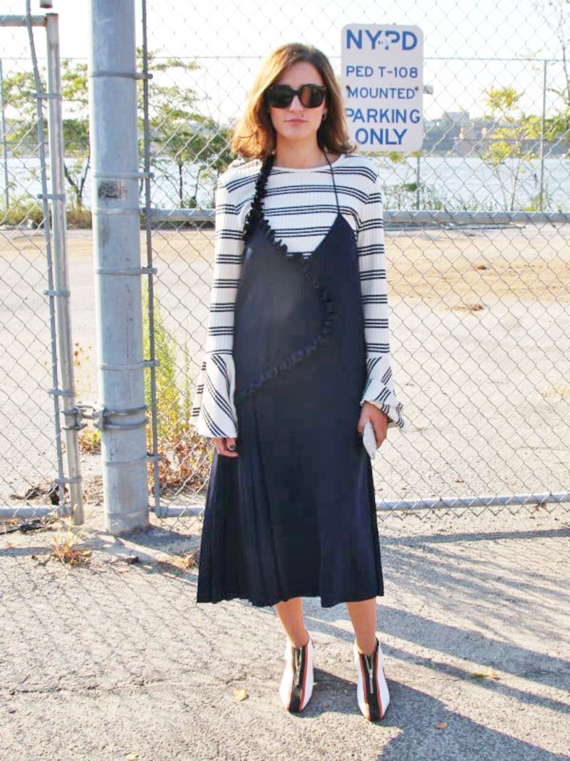 ベルスリーブで袖先を揺らめかせてundefined