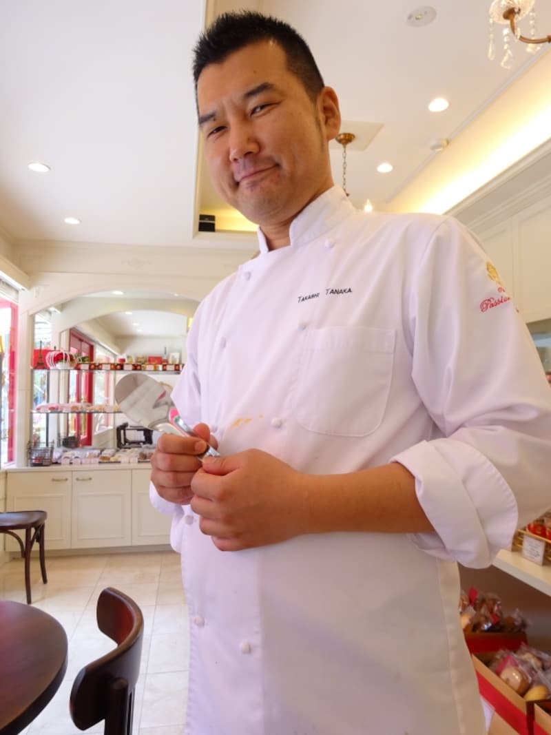 「アイスローズ」盛りつけ用のアイスパレットを手に持つ、「パッション ドゥ ローズ」のオーナー田中貴士シェフ