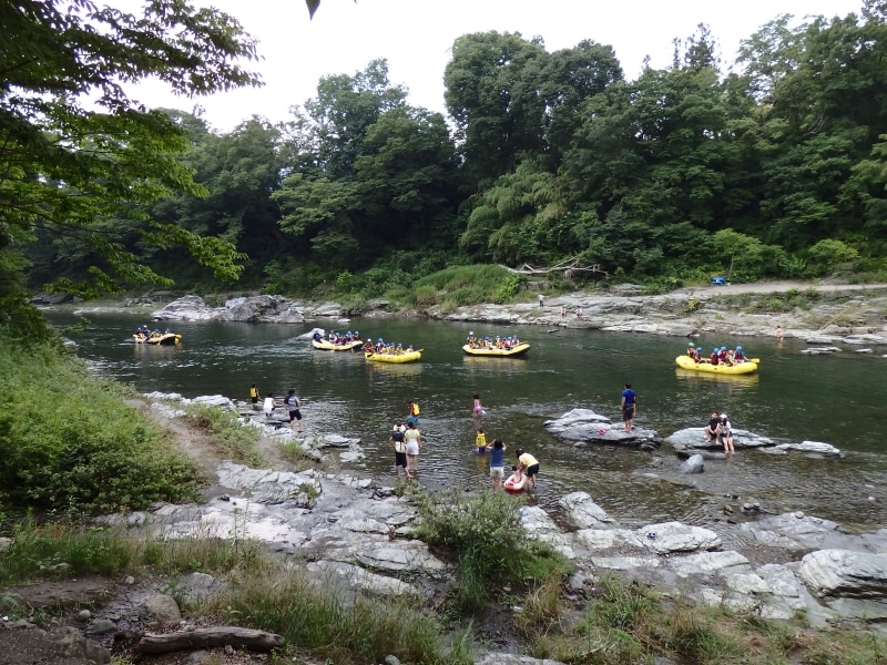 長瀞オートキャンプ場をかすめて荒川を下るラフティングのボート