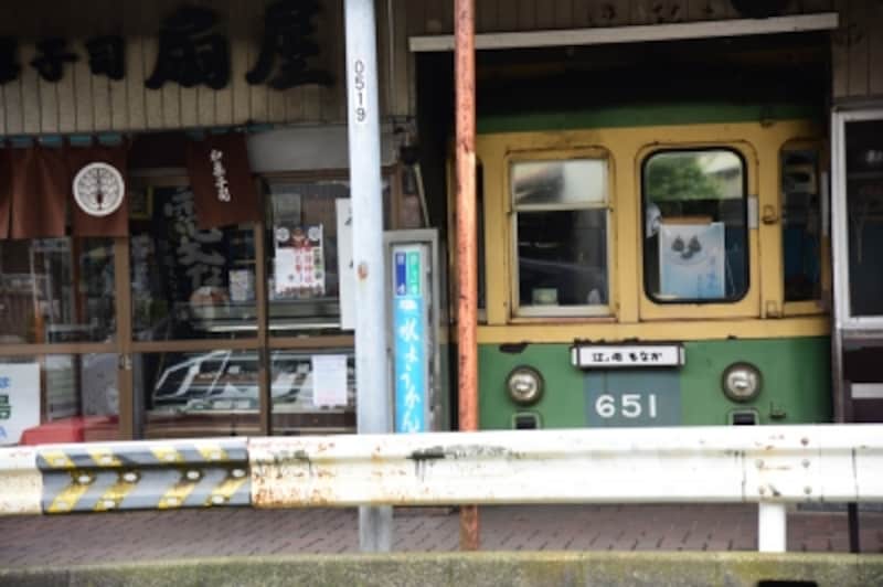 和菓子屋さんの店先にディスプレイされている江ノ電の車両