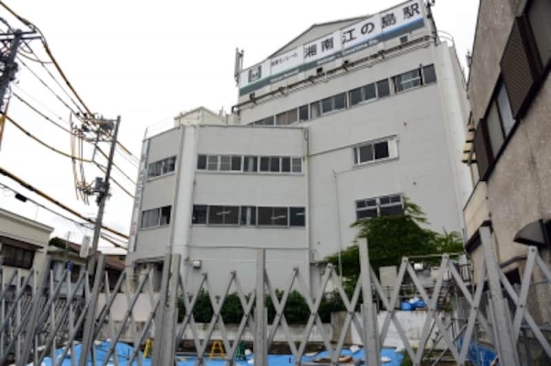 湘南モノレールの湘南江の島駅では、現在、バリアフリー対応のためエスカレーター・エレベーターを設置する新棟を増築工事中