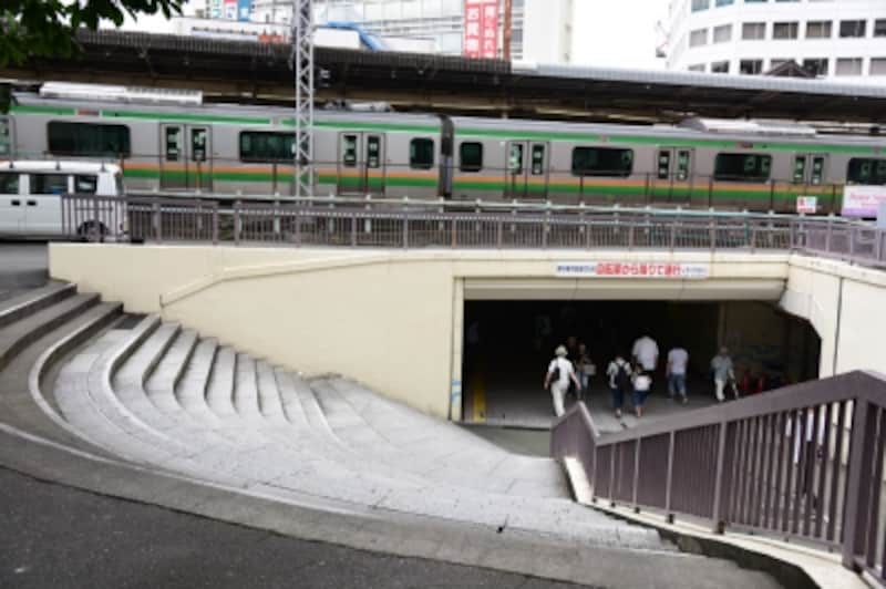 現在も北口方面につながるガードの出口部分に残っている扇状の階段