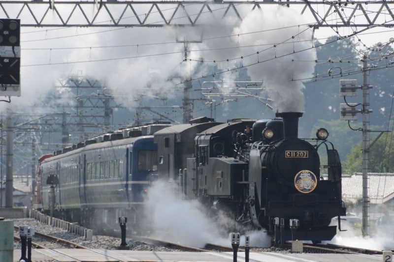 下今市駅構内でホームに向かうSL「大樹」