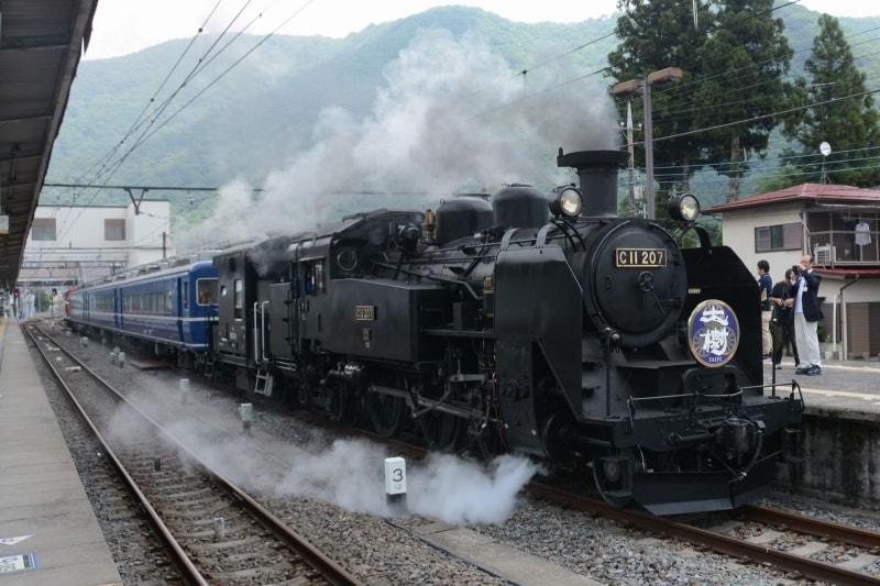 鬼怒川温泉駅を発車するSL「大樹」